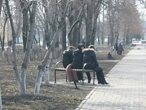 Сидят девчонки, сидят в сторонке. г. Миллерово